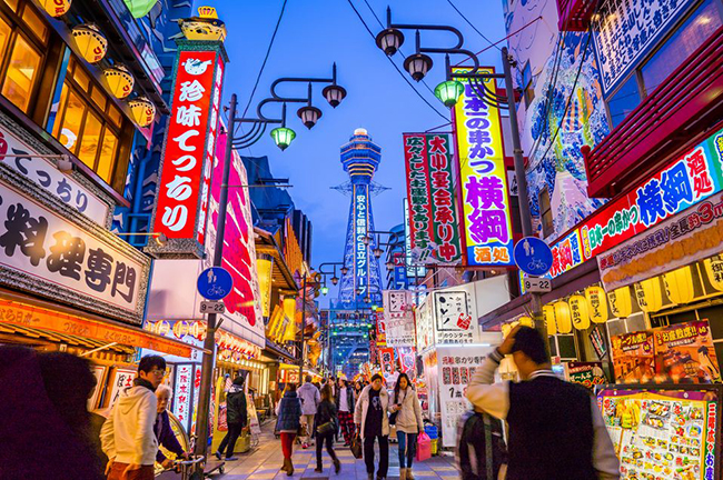Tsutenkaku s&ocirc;i động về đ&ecirc;m ở Osaka.&nbsp;
