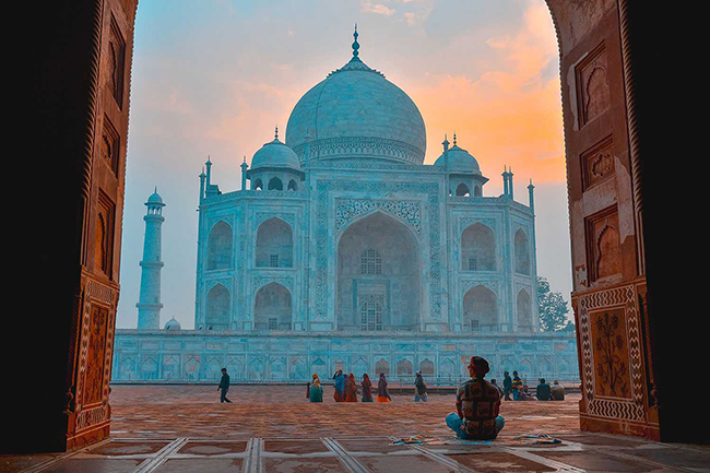Taj Mahal c&oacute; hai thời điểm đẹp nhất l&agrave; ho&agrave;ng h&ocirc;n v&agrave; b&igrave;nh minh. Tuy nhi&ecirc;n, d&agrave;nh thời gian ho&agrave;ng h&ocirc;n để ngắm nh&igrave;n ng&ocirc;i đền n&agrave;y từ xa sẽ th&uacute; vị hơn.
