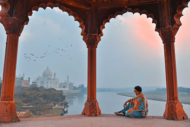 Bức ảnh xuy&ecirc;n qua v&ograve;m, ph&oacute;ng tầm mắt ra xa để thấy to&agrave;n bộ kiến ​​tr&uacute;c ch&iacute;nh của Taj Mahal l&agrave; một g&oacute;c chụp cực kỳ kinh điển của bất kỳ nhiếp ảnh gia n&agrave;o khi đến thăm kỳ quan n&agrave;y.
