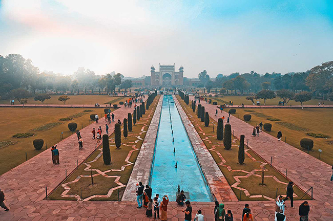 Chỉ khi nh&igrave;n từ xa, bạn mới thực sự thấy Taj Mahal h&ugrave;ng vĩ v&agrave; tr&aacute;ng lệ đến nhường n&agrave;o. Một c&ocirc;ng tr&igrave;nh kiến ​​tr&uacute;c nổi bật, ho&agrave;nh tr&aacute;ng b&ecirc;n s&ocirc;ng Yamuna.
