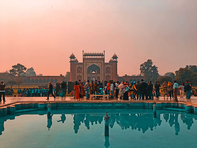 Ngay khi tờ mờ s&aacute;ng, Taj Mahal đ&atilde; chật cứng người. Ph&iacute;a xa l&agrave; cổng ch&iacute;nh v&agrave;o Taj Mahal. Lưu &yacute; quan trọng: Taj Mahal đ&oacute;ng cửa v&agrave;o c&aacute;c ng&agrave;y thứ S&aacute;u. V&igrave; vậy, bạn n&ecirc;n ch&uacute; &yacute; điều n&agrave;y để sắp xếp lịch tr&igrave;nh của m&igrave;nh.
