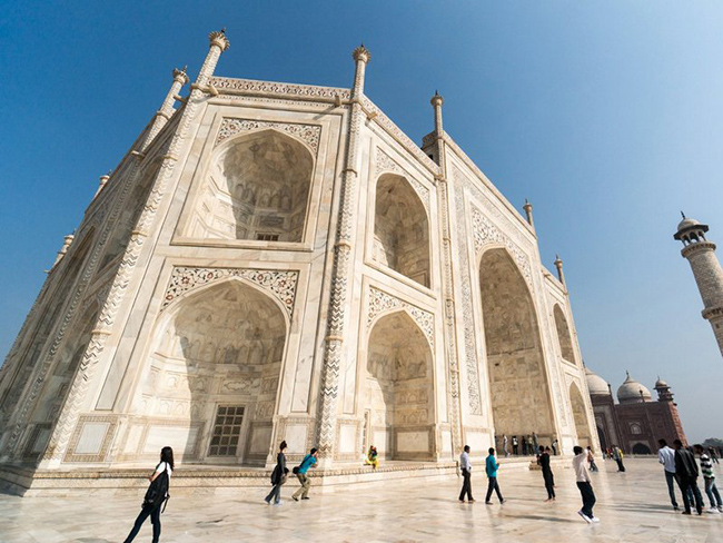 V&agrave;o đ&ecirc;m trước khi bước v&agrave;o Taj Mahal, h&atilde;y đi ngủ sớm để nạp năng lượng cho ng&agrave;y mai. Đến sớm, khoảng 5 giờ s&aacute;ng, c&oacute; mặt ngay tại cửa so&aacute;t v&eacute; l&agrave; tốt nhất, để c&oacute; những bức h&igrave;nh si&ecirc;u đẹp v&agrave; vắng người trước lăng tẩm m&agrave;u trắng tinh kh&ocirc;i v&agrave; dịu d&agrave;ng n&agrave;y.
