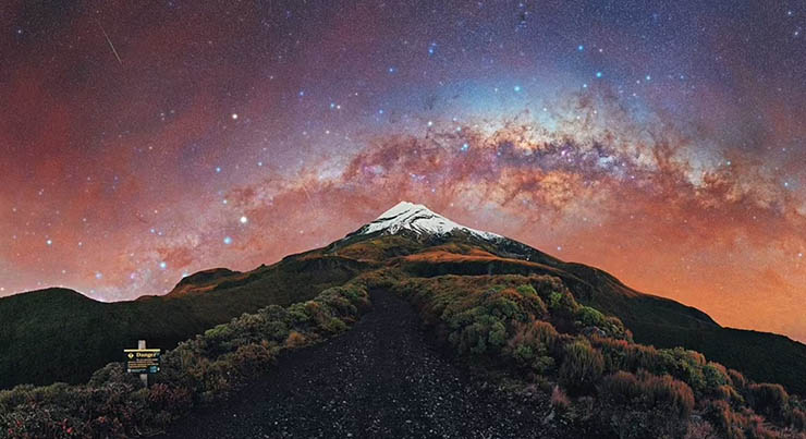 13. H&igrave;nh ảnh n&agrave;y cho thấy dải Ng&acirc;n h&agrave; tr&ecirc;n n&uacute;i Taranaki phủ đầy tuyết trắng tr&ecirc;n bờ biển ph&iacute;a t&acirc;y đảo Bắc New Zealand. Nhiếp ảnh gia Evan McKay&nbsp;đặt ti&ecirc;u đề cho bức ảnh l&agrave; 'Galactic Kiwi'.

