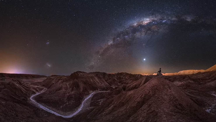 8. Bức ảnh quyến rũ n&agrave;y được chụp bởi Alexis Trigo&nbsp;ở ngoại &ocirc; San Pedro de Atacama, Chile.&nbsp;Anh n&oacute;i: &ldquo;Khi bạn đến thăm sa mạc Atacama kh&ocirc; cằn v&agrave; bầu trời đầy sao, bạn c&oacute; cảm gi&aacute;c như đang ở một h&agrave;nh tinh kh&aacute;c&rdquo;.
