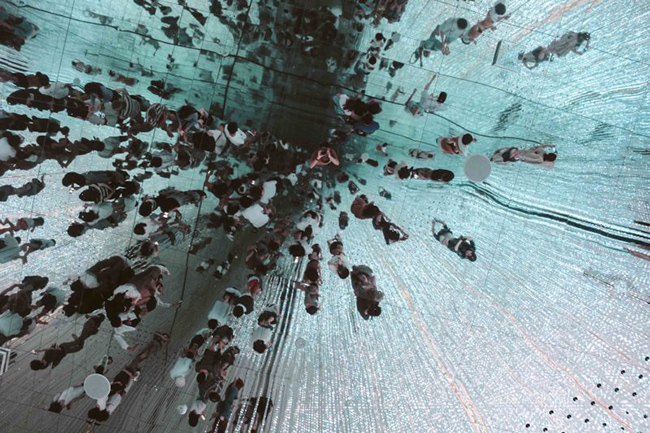 Teamlab Planets l&agrave; một bảo t&agrave;ng kỹ thuật số ấn tượng. Đến đ&acirc;y bạn sẽ thật sự cho&aacute;ng ngợp với những triển l&atilde;m đ&aacute;nh v&agrave;o mọi gi&aacute;c quan. Bạn sẽ được bước v&agrave;o căn ph&ograve;ng đầy sao, đi v&agrave;o hồ nước ph&aacute;t quang, v&agrave; ngắm nh&igrave;n bầu trời đ&ecirc;m đầy hoa rực rỡ.
