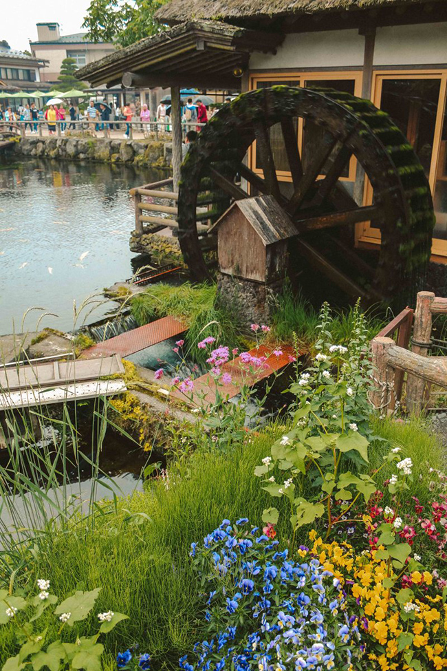 Cảnh quan cực kỳ quyến rũ v&agrave; thanh b&igrave;nh của ng&ocirc;i l&agrave;ng cổ rất thu h&uacute;t du kh&aacute;ch.
