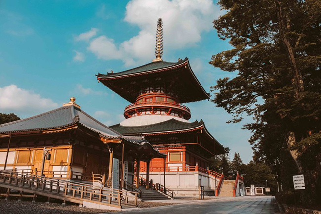 Ng&ocirc;i đền Shinshoji để lại ấn tượng với du kh&aacute;ch bởi sự y&ecirc;n b&igrave;nh v&agrave; bề thế trong kiến ​​tr&uacute;c. Đến đ&acirc;y bạn sẽ c&oacute; cảm gi&aacute;c như được sống trong một kh&ocirc;ng gian ho&agrave;n to&agrave;n kh&aacute;c.&nbsp;
