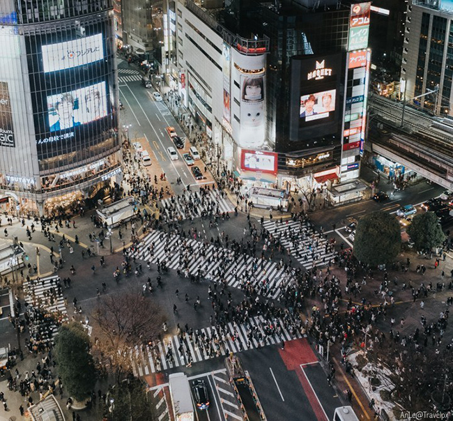 Shibuya&nbsp;Crossing&nbsp;l&agrave; một địa chỉ rất&nbsp;nổi tiếng v&agrave; cũng gần như l&agrave; một biểu tượng ở Shibuya, Tokyo.
