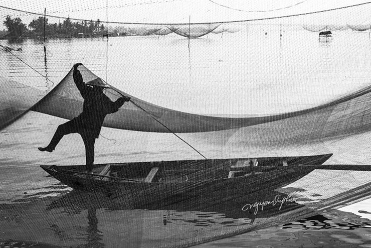 10. Nếu bạn muốn c&oacute; những bức ảnh đẹp, h&atilde;y thức dậy v&agrave;o l&uacute;c 4 giờ s&aacute;ng, thu&ecirc; một chiếc thuyền nhỏ để du ngoạn ra biển Cửa Đại v&agrave; đ&oacute;n chờ b&igrave;nh minh l&ecirc;n.