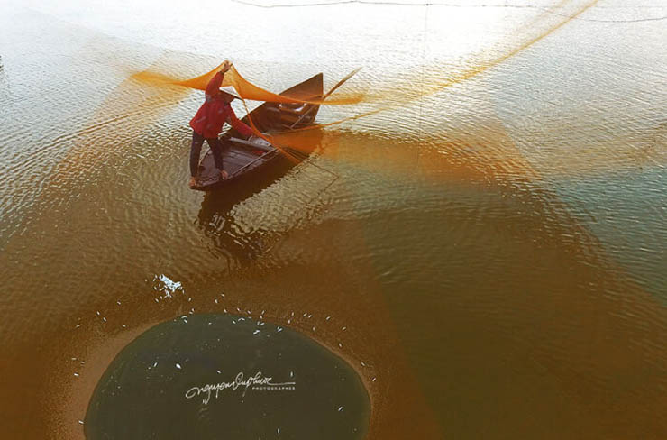 4. Ngư d&acirc;n sử dụng lưới đ&aacute;nh c&aacute; loại lớn, rộng 80 - 130m2.