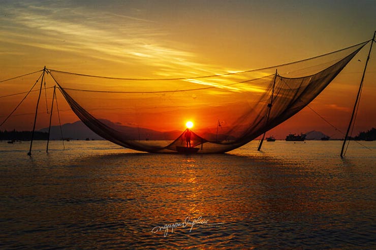 5. 4 g&oacute;c lưới đ&aacute;nh c&aacute; được cố định bằng 4 c&acirc;y tre lớn cắm xuống l&ograve;ng s&ocirc;ng, nối với 1 trục quay.