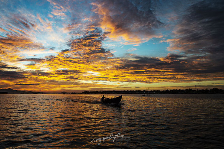 6. Để k&eacute;o được chiếc lưới đ&aacute;nh c&aacute; to lớn n&agrave;y, người ta phải ngồi tr&ecirc;n 1 c&aacute;i ch&ograve;i rồi d&ugrave;ng ch&acirc;n đạp v&agrave;o b&agrave;n đạp của trục quay cho tới khi lưới nổi l&ecirc;n khỏi mặt nước.