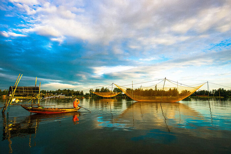7. Tiếp theo, người ta sẽ ch&egrave;o ghe ra giữa s&ocirc;ng, nhẹ nh&agrave;ng d&ugrave;ng tay n&acirc;ng lưới từ ngo&agrave;i v&agrave;o trong để dồn t&ocirc;m c&aacute; về 1 chỗ rồi tr&uacute;t xuống ghe.
