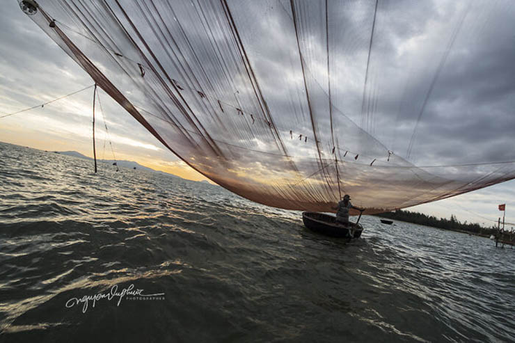 8. Từ xưa đến nay, nghề ch&agrave;i lưới vẫn l&agrave; nghề mưu sinh ch&iacute;nh của h&agrave;ng trăm hộ d&acirc;n v&ugrave;ng Cửa Đại.