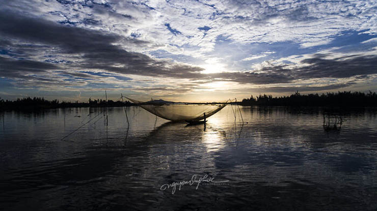 9. L&uacute;c s&aacute;ng sớm hay l&uacute;c ho&agrave;ng h&ocirc;n bu&ocirc;ng xuống, những b&atilde;i ch&agrave;i ở Cửa Đại lấp l&aacute;nh dưới &aacute;nh nắng mặt trời v&agrave; m&ecirc;nh m&ocirc;ng s&oacute;ng biển tạo n&ecirc;n vẻ đẹp thơ mộng cho v&ugrave;ng s&ocirc;ng nước Quảng Nam.