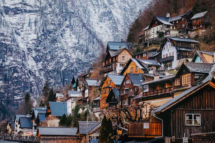 1. C&oacute; lẽ bạn đ&atilde; từng nghe tới c&aacute;i t&ecirc;n Hallstatt &ndash; thị trấn đẹp nhất thế giới. Danh xưng mỹ miều n&agrave;y ho&agrave;n to&agrave;n xứng đ&aacute;ng, bởi một khi bạn tới đ&acirc;y, từng ng&oacute;c ng&aacute;ch của thị trấn n&agrave;y sẽ &ldquo;hạ gục&rdquo; bạn ho&agrave;n to&agrave;n.
