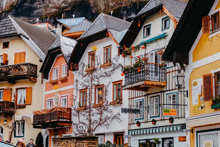 6. Khi gần đến Hallstatt, anh phấn kh&iacute;ch trước những hồ nước trong xanh, ngọn n&uacute;i đ&aacute; x&aacute;m xịt v&agrave; bầu kh&ocirc;ng kh&iacute; trong l&agrave;nh của nơi n&agrave;y.
