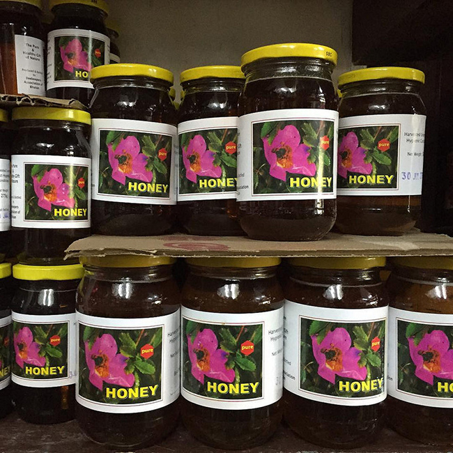 Ở Bhutan, c&oacute; hai loại mật ong phổ biến: Mật ong đ&oacute;ng chai c&oacute; tem thương hiệu Bumthang Honey của nh&agrave; nước v&agrave; mật ong địa phương.&nbsp;
