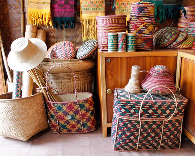 Thủ c&ocirc;ng mỹ nghệ truyền thống: Nhờ c&oacute; nguồn t&agrave;i nguy&ecirc;n thi&ecirc;n nhi&ecirc;n phong ph&uacute;, người d&acirc;n Bhutan đ&atilde; tận dụng c&aacute;c nguy&ecirc;n liệu như tre, m&acirc;y để sản xuất c&aacute;c mặt h&agrave;ng thủ c&ocirc;ng mỹ nghệ như giỏ, t&uacute;i, ghế&hellip; v&agrave; b&aacute;n cho kh&aacute;ch du lịch như một c&aacute;ch để kiếm th&ecirc;m thu nhập.
