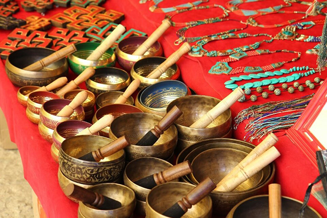 C&aacute;c mặt h&agrave;ng thủ c&ocirc;ng mỹ nghệ kh&aacute;c bao gồm mặt nạ gỗ, cốc, ch&eacute;n, th&igrave;a v&agrave; b&aacute;t (Shag Zo), v&ograve;ng tay, v&ograve;ng cổ l&agrave;m bằng đ&aacute; v&agrave; kim loại qu&yacute; (Troe Ko) v&agrave; c&aacute;c đồ t&acirc;m linh như tượng Phật bằng đồng (Lug-Zo)...
