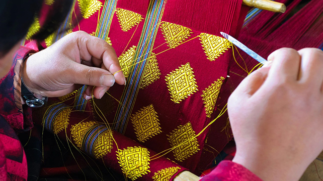 Yathra c&oacute; thể dễ d&agrave;ng t&igrave;m thấy ở c&aacute;c chợ truyền thống ở Thimphu, Paro v&agrave; Punakha. Theo người d&acirc;n địa phương, vải Yathra dệt ở Bumthang l&agrave; một trong những loại vải tốt nhất ở Bhutan.

