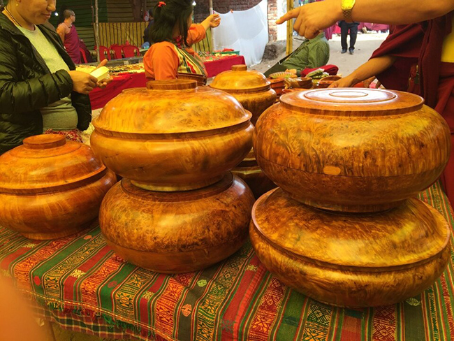 Dappa: Ch&uacute;ng l&agrave; những chiếc cốc gỗ được l&agrave;m thủ c&ocirc;ng. Hai phần của Dappa thường được thiết kế kh&iacute;t với nhau để người d&ugrave;ng c&oacute; thể d&ugrave;ng để đựng thức ăn (giống như hai chiếc cốc &uacute;p v&agrave;o nhau). Nhờ đ&oacute;, Dappa c&oacute; thể giữ thức ăn k&iacute;n v&agrave; kh&ocirc;ng bị đổ ra ngo&agrave;i.&nbsp;
