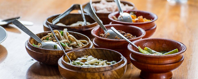 Người d&acirc;n Bhutan sử dụng Dappa như một bộ dụng cụ&nbsp;để đựng thức ăn khi đi học, đi l&agrave;m, d&atilde; ngoại,&hellip; B&ecirc;n cạnh đ&oacute;, loại cốc n&agrave;y c&ograve;n được d&ugrave;ng để l&agrave;m cả salad v&agrave; b&aacute;nh quy.&nbsp;
