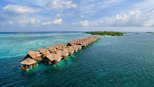 Adaaran Select Hudhuranfushi: Đ&acirc;y l&agrave; resort đ&aacute;p ứng kh&aacute; tốt c&aacute;c y&ecirc;u cầu về gi&aacute; ph&ograve;ng, ph&iacute; đi lại cũng như d&atilde;y Water Villa kh&aacute; đẹp. Khu nghỉ dưỡng n&agrave;y nằm ở ph&iacute;a Bắc thủ đ&ocirc; Male, c&aacute;ch 30 ph&uacute;t đi t&agrave;u cao tốc.