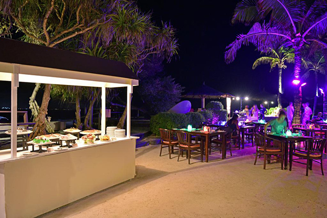 Adaaran c&oacute; đầy đủ tiện nghi cho một kỳ nghỉ sang trọng như ph&ograve;ng Ocean Villa, bể bơi ngo&agrave;i trời, b&atilde;i biển ri&ecirc;ng v&agrave; s&acirc;n tennis. Khu du lịch c&oacute; một đảo ch&iacute;nh lớn v&agrave; hai đảo nhỏ như hai b&atilde;i c&aacute;t tuyệt đẹp với bờ c&aacute;t trắng mịn, d&atilde;y biệt thự d&agrave;i nh&ocirc; thẳng ra biển.&nbsp;
