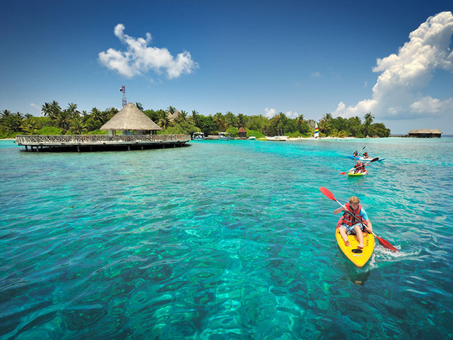 Bandos Island Resort & Spa: Bandos l&agrave; một resort kh&aacute; nổi tiếng v&agrave; được nhiều kh&aacute;ch du lịch cũng như T&acirc;y ba l&ocirc; lựa chọn v&igrave; c&oacute; gi&aacute; ph&ograve;ng b&igrave;nh d&acirc;n tốt nhất cũng như dễ đi lại (ph&iacute; t&agrave;u cao tốc thấp), phong c&aacute;ch phục vụ cũng được đ&aacute;nh gi&aacute; cao.&nbsp;