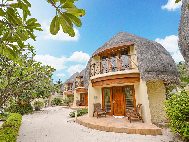 Nhược điểm của Bandos l&agrave; kh&ocirc;ng c&oacute; khu biệt thự nổi tr&ecirc;n mặt nước&nbsp;như những resort kh&aacute;c, nhưng b&ugrave; lại nơi đ&acirc;y c&oacute; hệ sinh th&aacute;i thảm thực vật tươi tốt tuyệt vời rất th&iacute;ch hợp cho hoạt động lặn biển.&nbsp;