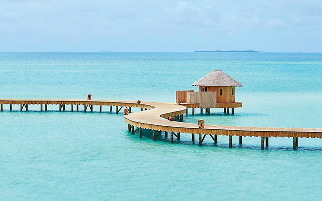 C&aacute;c resort c&oacute; những b&atilde;i c&aacute;t d&agrave;i, mịn, nước biển trong xanh, đặc biệt vẻ đẹp của resort kh&ocirc;ng chỉ được tạo n&ecirc;n bởi hệ thống biệt thự nổi m&agrave; c&ograve;n c&oacute;&nbsp;b&atilde;i c&aacute;t khổng lồ như một n&eacute;t đặc trưng của thi&ecirc;n đường Maldives.