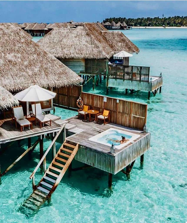 Tuy nhi&ecirc;n, ti&ecirc;u ch&iacute; ưu ti&ecirc;n h&agrave;ng đầu vẫn l&agrave; vẻ đẹp của resort, c&ograve;n về chất lượng dịch vụ th&igrave; du kh&aacute;ch lu&ocirc;n y&ecirc;n t&acirc;m v&igrave; khi đi du lịch ở Maldives, d&ugrave; bạn ở kh&aacute;ch sạn nhỏ th&igrave; họ vẫn phục vụ tốt như ở những kh&aacute;ch sạn 5 sao.