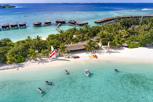 Sheraton Maldives Full Moon Resort & Spa: Sheraton Resort ở Maldives đ&uacute;ng với phong c&aacute;ch của hệ thống kh&aacute;ch sạn 5 sao tr&ecirc;n to&agrave;n thế giới n&agrave;y l&agrave; được thiết kế kết hợp giữa truyền thống v&agrave; hiện đại. Nh&igrave;n từ tr&ecirc;n cao, khu nghỉ dưỡng n&agrave;y giống như một c&acirc;y đ&agrave;n khổng lồ với cảnh quan thi&ecirc;n nhi&ecirc;n tuyệt đẹp v&agrave; những khu vườn xanh m&aacute;t.&nbsp;