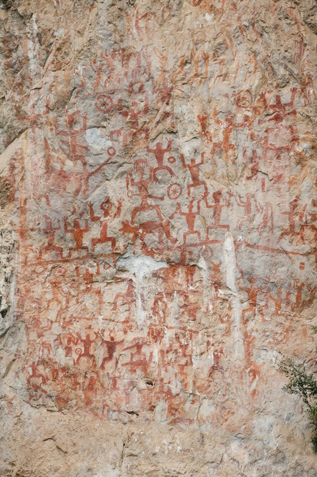 Zuojiang Huashan Rock Art, Trung Quốc: Đ&acirc;y l&agrave; những h&igrave;nh ảnh kỳ lạ tr&ecirc;n c&aacute;c v&aacute;ch đ&aacute; dựng đứng ở ph&iacute;a t&acirc;y nam Trung Quốc. Ch&uacute;ng l&agrave; di t&iacute;ch duy nhất c&ograve;n s&oacute;t lại tr&ecirc;n thế giới cho thấy cuộc sống của người Luoye, những người từng tồn tại từ thế kỷ thứ 5 trước C&ocirc;ng nguy&ecirc;n.&nbsp;
