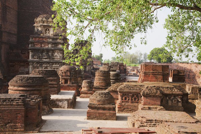 Nalanda Mahavihara, Ấn Độ: Trường đại học cổ k&iacute;nh n&agrave;y bao gồm một tổ chức tu viện v&agrave; học thuật, c&oacute; ni&ecirc;n đại từ thế kỷ thứ 3 trước C&ocirc;ng nguy&ecirc;n đến thế kỷ thứ 13 sau C&ocirc;ng nguy&ecirc;n.&nbsp;

