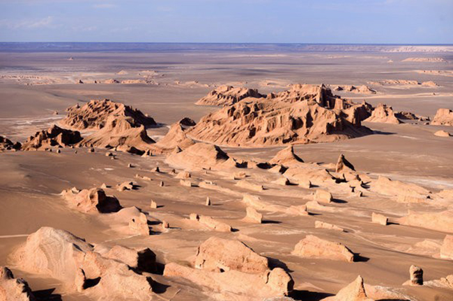 Sa mạc Lut, Iran: Trong khoảng thời gian từ th&aacute;ng 6 đến th&aacute;ng 10, khu vực cận nhiệt đới kh&ocirc; cằn n&agrave;y bị gi&oacute; mạnh qu&eacute;t qua, vận chuyển trầm t&iacute;ch v&agrave; g&acirc;y ra x&oacute;i m&ograve;n aeolian tr&ecirc;n quy m&ocirc; khổng lồ.&nbsp;
