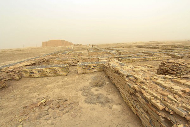 Ahwar ở miền Nam Iraq: Ahwar được tạo th&agrave;nh từ 7 địa điểm: t&agrave;n t&iacute;ch của c&aacute;c th&agrave;nh phố Mesopotamian Cities của Uruk, Ur v&agrave; Tell Eridu v&agrave; 4 đầm lầy đất ngập nước. Những địa điểm n&agrave;y l&agrave; một hệ thống đồng bằng lớn nhất thế giới tồn tại trong một m&ocirc;i trường cực kỳ n&oacute;ng v&agrave; kh&ocirc; cằn.

