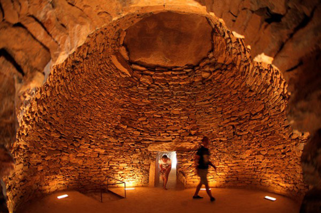 Antequera Dolmens, T&acirc;y Ban Nha: Địa điểm n&agrave;y bao gồm 3 ng&ocirc;i mộ cự thạch - mộ đ&aacute; Menga v&agrave; Viera v&agrave; Tolos của El Romeral c&ugrave;ng 2 di t&iacute;ch tự nhi&ecirc;n được gọi l&agrave; hệ thống n&uacute;i Pe&ntilde;a de los Enamorados v&agrave; El Torcal. Như UNESCO ghi nhận, những mộ đ&aacute; n&agrave;y l&agrave; &ldquo;một trong những c&ocirc;ng tr&igrave;nh kiến ​​tr&uacute;c đ&aacute;ng ch&uacute; &yacute; nhất của thời tiền sử ch&acirc;u &Acirc;u&rdquo;.
