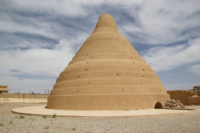 Qanat Ba Tư, Iran: Hệ thống qanat cổ đại n&agrave;y bao gồm 11 đường hầm dưới l&ograve;ng đất được sử dụng để dẫn nước từ đầu c&aacute;c thung lũng đến c&aacute;c khu vực nghỉ ngơi hoặc c&aacute;c hồ chứa nước ở c&aacute;c v&ugrave;ng kh&ocirc; hạn của Iran.
