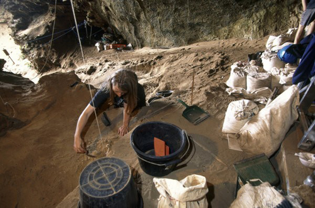 Khu phức hợp Hang động Gorham, Vương quốc Anh: C&oacute; 4 hang động ẩn m&igrave;nh b&ecirc;n trong Rock of Gibraltar đ&atilde; cung cấp bằng chứng về sự chiếm đ&oacute;ng của người Neanderthal trong hơn 125.000 năm. Những hang động n&agrave;y đ&atilde; cho ph&eacute;p c&aacute;c nh&agrave; nghi&ecirc;n cứu hiểu r&otilde; hơn về người Neanderthal v&agrave; truyền thống văn h&oacute;a của họ.
