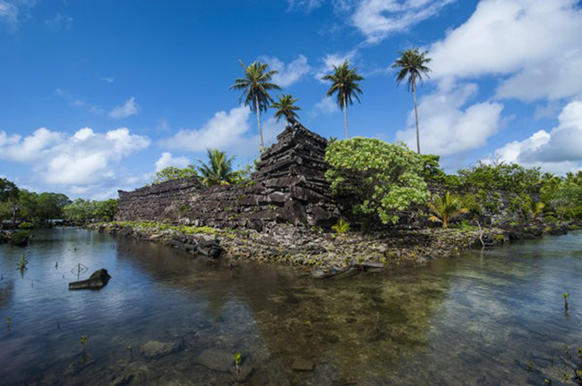 Nan Madol, Micronesia: Địa điểm n&agrave;y bao gồm 99 đảo nhỏ nh&acirc;n tạo do con người x&acirc;y dựng ngo&agrave;i khơi bờ biển Pohnpei từ năm 1200 đến 1500 sau CN. Giờ đ&acirc;y, những h&ograve;n đảo nhỏ n&agrave;y c&oacute;&nbsp;phần c&ograve;n lại của c&aacute;c cung điện, đền đ&agrave;i, lăng mộ v&agrave; khu d&acirc;n cư bằng đ&aacute;.
