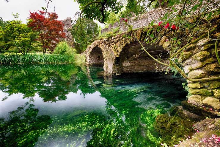 11. B&ecirc;n trong c&oacute; những d&ograve;ng suối nhỏ, ao hồ với c&aacute;c c&acirc;y cầu l&atilde;ng mạn v&agrave; hoa nở suốt 4 m&ugrave;a.
