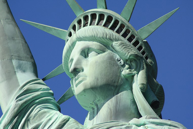Nhiều người ​​cho rằng bức tượng được m&ocirc; phỏng theo gương mặt mẹ của Bartholdi. Nhưng nh&agrave; đi&ecirc;u khắc chưa bao giờ x&aacute;c nhận điều đ&oacute; v&agrave; nhiều khả năng n&oacute; được m&ocirc; phỏng theo anh trai của &ocirc;ng.
