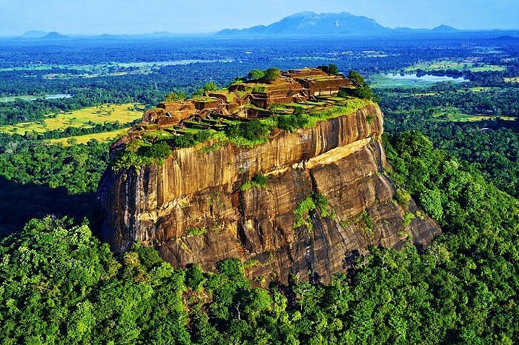 1. Sigiriya hay c&ograve;n được gọi l&agrave; Lion Rock (tảng đ&aacute; sư tử), nằm ở th&agrave;nh phố Dambulla, Sri Lanka.
