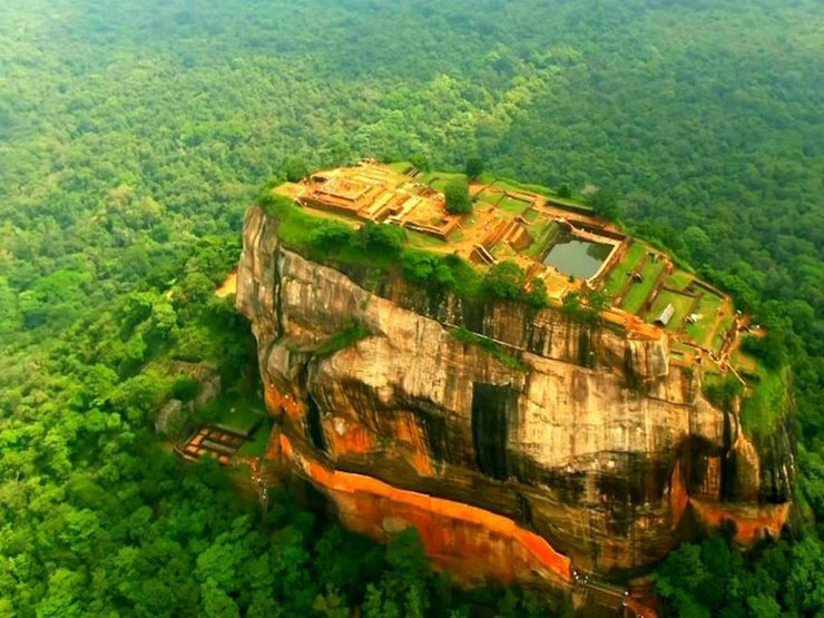 13. Bạn c&oacute; thể nh&igrave;n thấy tảng đ&aacute; Sigiriya c&aacute;ch xa h&agrave;ng dặm, n&oacute; tọa lạc uy nghi giữa một v&ugrave;ng đồng bằng rộng lớn, với tầm nh&igrave;n tuyệt vời từ đỉnh.
