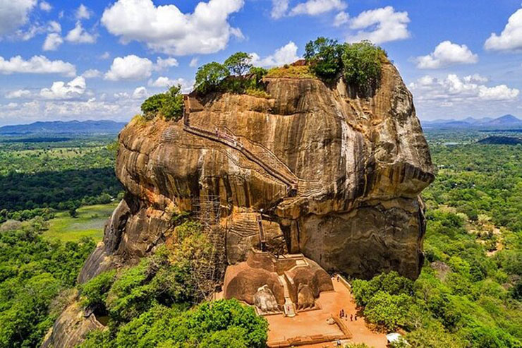 5. Tảng đ&aacute; Sigiriya được h&igrave;nh th&agrave;nh bởi đ&aacute; magama. Đ&acirc;y l&agrave; những g&igrave; c&ograve;n lại của một ngọn n&uacute;i lửa đ&atilde; tắt từ l&acirc;u.
