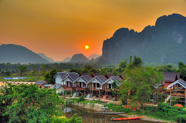 Vang Vieng: Nằm c&aacute;ch Thủ đ&ocirc; Vi&ecirc;ng Chăn của L&agrave;o khoảng 155km về ph&iacute;a bắc tr&ecirc;n đường đến Luang Prabang, thị trấn nhỏ n&agrave;y được bao phủ bởi những d&atilde;y n&uacute;i xanh rộng lớn. Vang Vieng được mệnh danh l&agrave; v&ugrave;ng qu&ecirc; y&ecirc;n b&igrave;nh với kh&ocirc;ng kh&iacute; trong l&agrave;nh, m&aacute;t mẻ.&nbsp;
