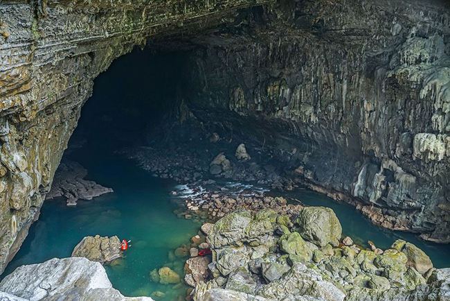 Hang Tham Khoun Xe: Hang Tham Khoun Xe l&agrave; một hang động tr&ecirc;n s&ocirc;ng rộng lớn nằm ở tỉnh Khammouane, miền Trung L&agrave;o. Hang động được ph&aacute;t hiện bởi một nh&oacute;m nh&agrave; th&aacute;m hiểm người Ph&aacute;p v&agrave;o năm 1905.
