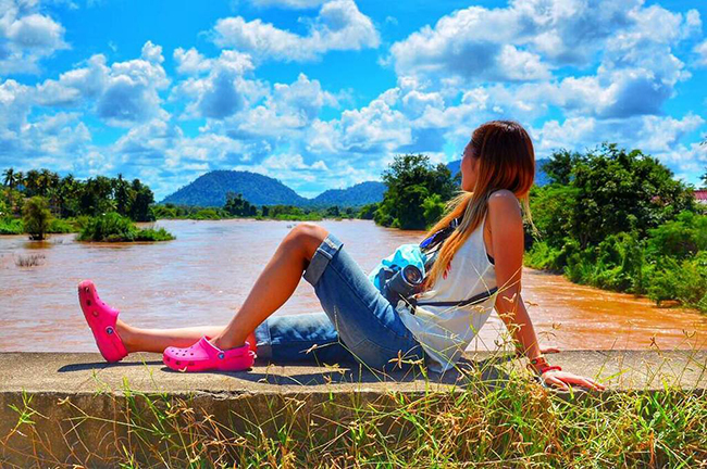 Đến thăm Si Phan Don, du kh&aacute;ch sẽ được ch&egrave;o thuyền xu&ocirc;i d&ograve;ng v&agrave; ngắm c&aacute; heo hồng qu&yacute; hiếm, rồi ngồi thư gi&atilde;n tr&ecirc;n những chiếc v&otilde;ng, thưởng thức c&aacute;c loại bia nổi tiếng của L&agrave;o.
